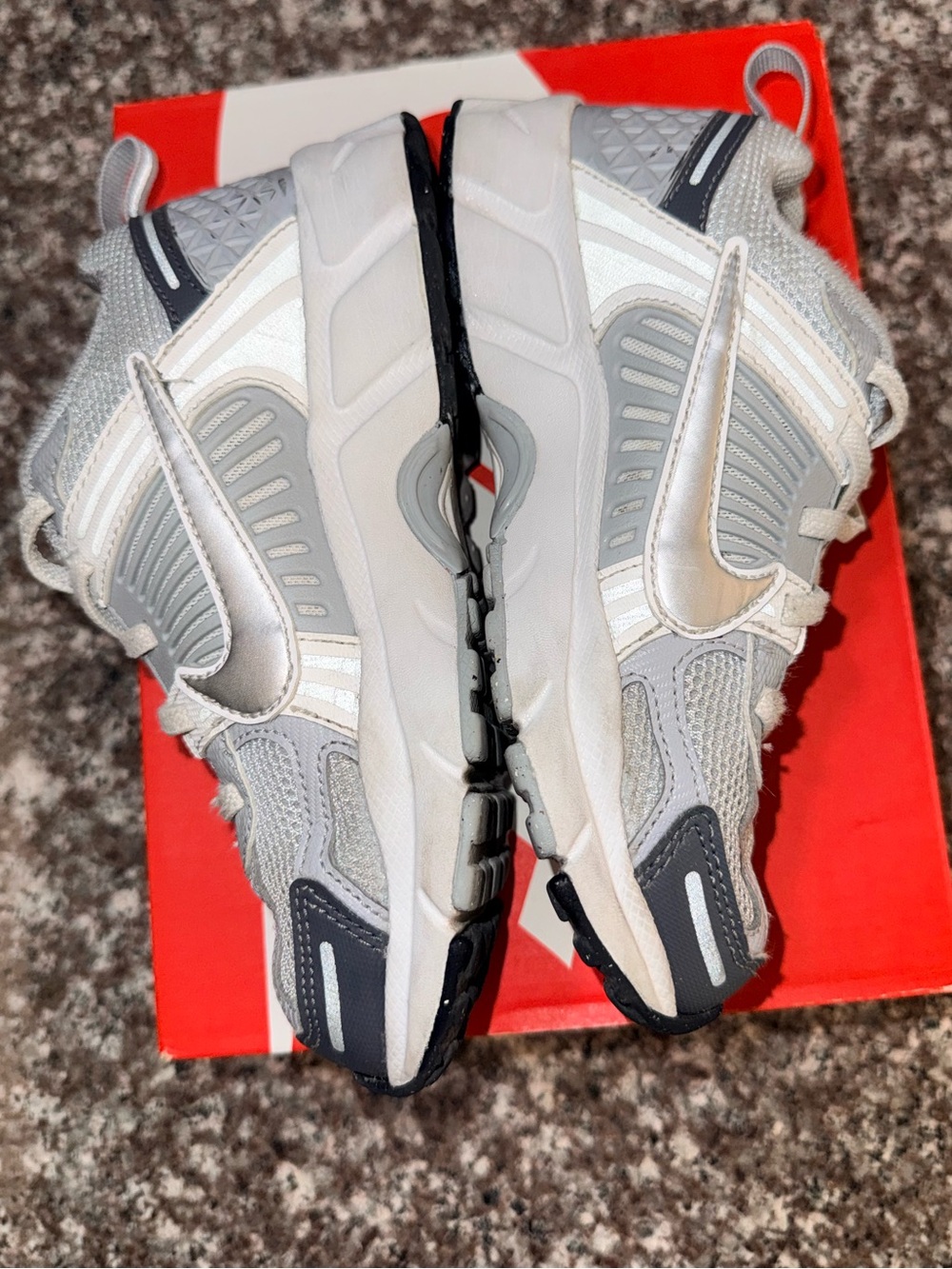 Nike Kids Iron Grey/Chrome Vomero 5 (PS) - Picture 2 of 13